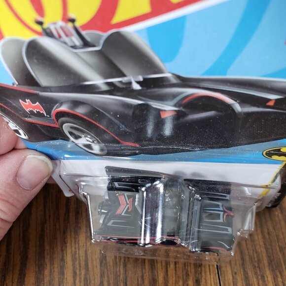 Hot Wheels Classic TV Series Tooned Batmobile Black 78/250 2022 Batman 3/5 - Picture 4 of 8
